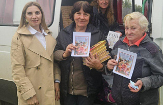 Фотафакт. Бібліятэкары павіншавалі пажылых людзей